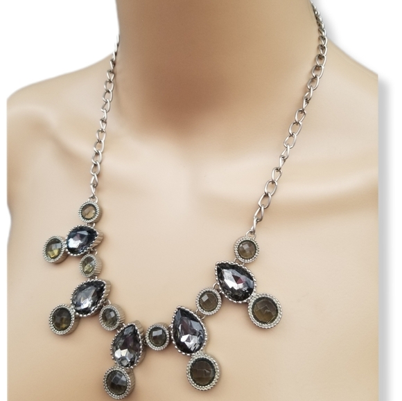 VINTAGE SILVERTONE WITH BLUE/GREY & GREENISH AUSTRIAN CRYSTAL STATEMENT NECKLACE - Picture 2 of 7